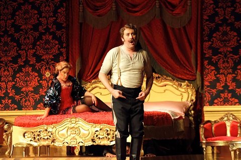 1425 ALICE COOTE AS OCTAVIAN, MATTHEW ROSE AS BARON OCHS c ROH. PHOTO CATHERINE ASHMORE.jpg