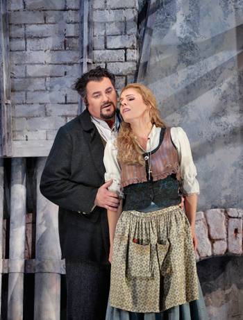 25-Bruce-Sledge-(Duke-of-Mantua)-and-Georgia-Jarman-(Gilda)-in-'Rigoletto'-(c)-Ken-Howard-for-Santa-Fe-Opera,-2015.png