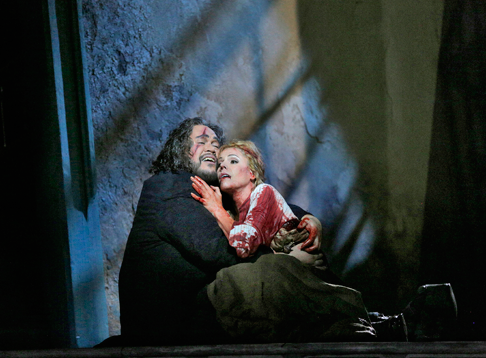 29-Quinn-Kelsey-(Rigoletto)-and-Georgia-Jarman-(Gilda)-in-'Rigoletto'-(c)-Ken-Howard-for-Santa-Fe-Opera-2015.png