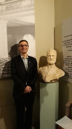 Adrian Bradbury next to bust of Alfredo Piatti, Sala Piatti, Bergamo (1).jpg