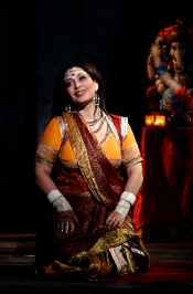 Hanan Alattar as Leïla [Photo by Catherine Ashmore courtesy of English National Opera]