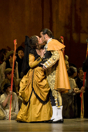 Christine Rice as Carmen and Aris Argiris as Escamillo [Photo by Mike Hoban courtesy of The Royal Opera] 