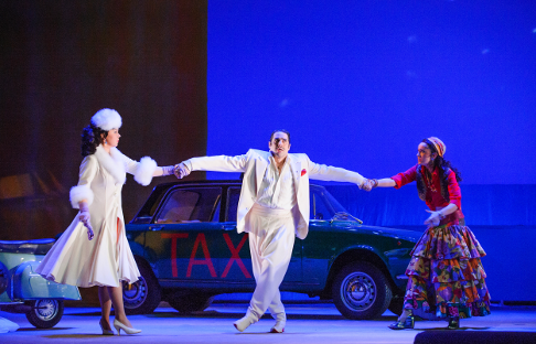 Il Turco In Italia-ROH-2191 ALEKSANDRA KURZAK AS FIORILLA, ILDEBRANDO D’ARCANGELO AS SELIM, RACHEL KELLY AS ZAIDA © ROH. PHOTOGRAPHER TRISTRAM KENTON.png