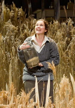 Svetlana Ignatovich as Fevronja [Photo by Monika Rittershaus courtesy of De Nederlandse Opera]