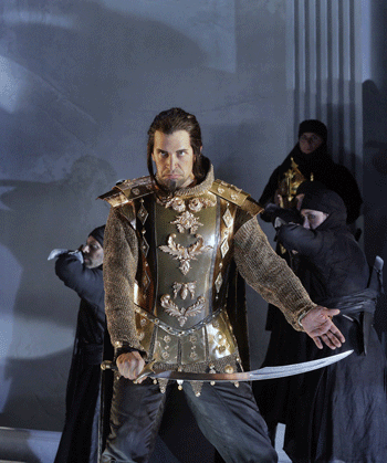 Luca Pisaroni as Maometto II with Chorus [Photo by: Ken Howard courtesy of Santa Fe Opera]