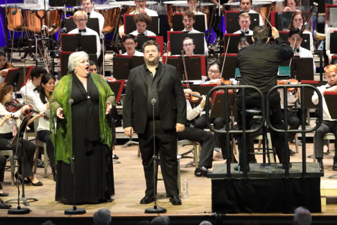 Stephanie Blythe (Fricka) and James Rutherford(Wotan) with Andris Nelsons and TMCO (Hilary Scott).png