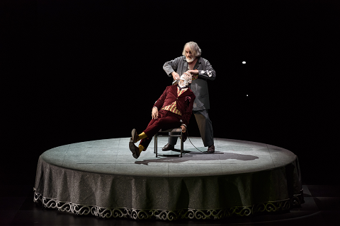 The_Nose_0002 MARTIN WINKLER AS PLATON KUZMITCH KOVALEV, JOHN TOMLINSON AS IVAN IAKOVLEVITCH (BARBER) © ROH. PHOTO BY BILL COOPER.png