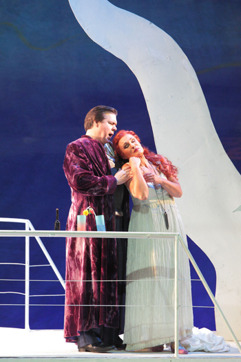 Robert Dean Smith as Tristan and Waltraud Meier as Isolde [Photo by Wilfried Hoesl courtesy of Bayerische Staatsoper]
