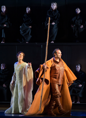 Juliane Banse as Elsa von Brabant and Nikolai Schukoff as Lohengrin with Koor van De Nationale Opera [Photo by Ruth Walz]