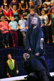 Ashley Holland (Uin-Scî; standing) und Peter Sidhom (Cim-Fen; sitting), in background Marcus Hosch (Moderator) as well as Chor, Kinderchor and Statisterie der Oper Frankfurt [Photo by Wolfgang Runkel courtesy of Oper Frankfurt]